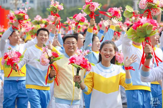 △第三篇章“伟大复兴”的“人类命运共同体”方阵。（央视记者魏帮军拍摄）