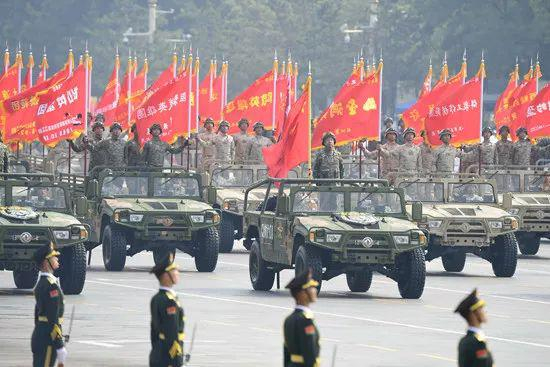  △10月1日上午，庆祝中华人民共和国成立70周年大会在北京天安门广场隆重举行。图为受阅的战旗方队。新华社记者郭绪雷 摄