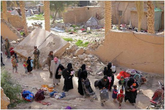  2019年3月，叙库尔德武装继续进攻“伊斯兰国”最后据点，大批恐怖分子带家属投降。图源：视觉中国