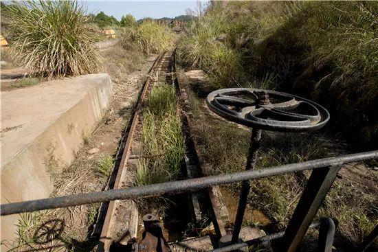  ▶ 711 矿区的铁路专线，铀矿石曾经就从这里运往远方。