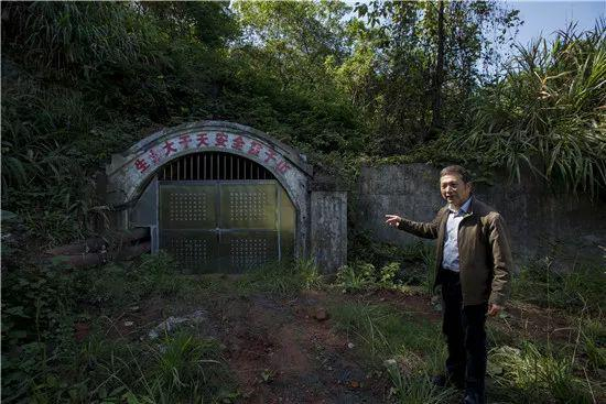  ▶易胜清在矿区井口，他在矿山工作 30 多年，成了 711 矿的历史记录者。