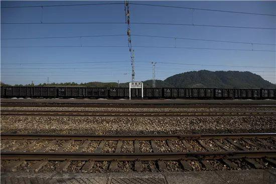  ▶许家洞车站，曾经有六趟客运火车停靠，如今，已经不再停了。组图 / 卢睿