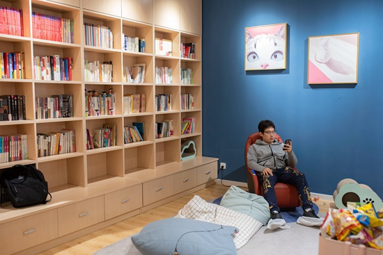 11月24日，北京定福庄一家自习室内，一位顾客正在使用免费的按摩椅。