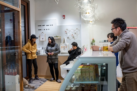 11月24日，北京定福庄一家自习室内，两位顾客在学习间隙下楼休息放松，与店员聊天。