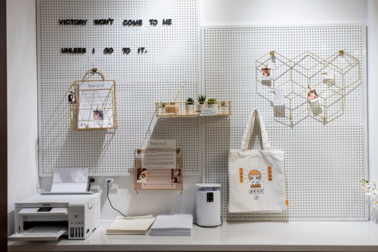 　　11月24日，北京定福庄一家自习室一角。这里为顾客提供打印服务和免费的纸张，一旁展示的是店家设计的帆布包。