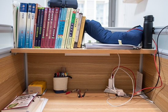 11月23日，北京望京一家自习室的座位。连续使用自习室的顾客，可以在这里储存自己的物品。