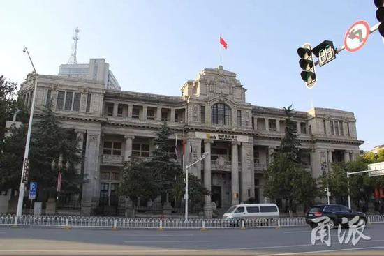 　　2018年11月24日，《筑梦》应邀到武汉大学演出，演出前，沈华强陪着剧组在汉口江滩边上寻访武汉宁波帮的足迹。