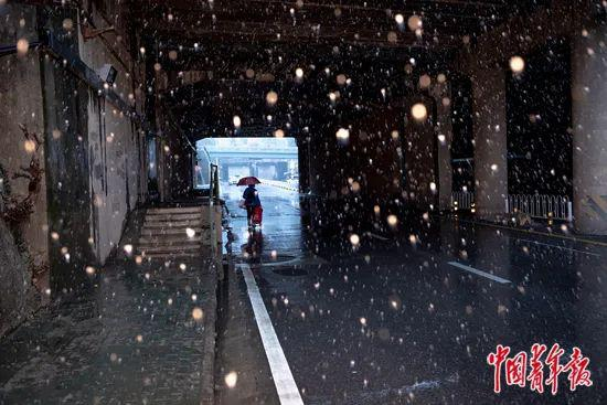 2月15日，湖北省武汉市，武昌站铁路桥洞下，一名行人拖着行李通过。中青报·中青网记者&nbsp;李隽辉/摄