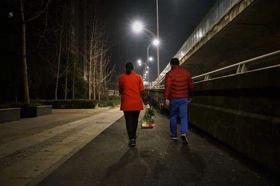  2月21日，武汉街头拎着蔬菜的行人。中青报·中青网记者&nbsp;李强/摄&nbsp;