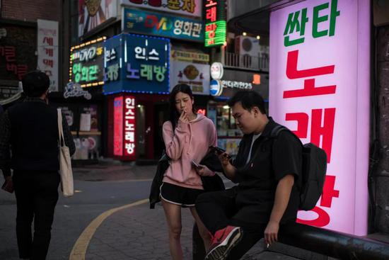 首尔街头的青年男女