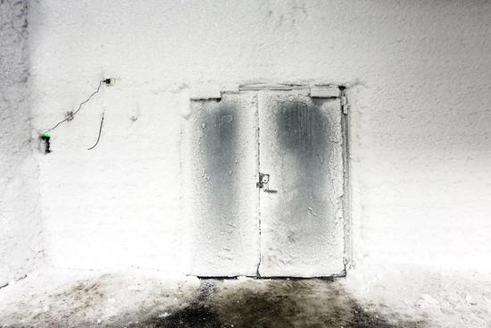 　图为被冰覆盖的斯瓦尔巴特全球种子库入口。