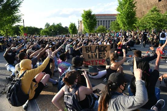 △&nbsp;示威者在非裔美国人历史文化国家博物馆前抗议。中新社记者 陈孟统 摄