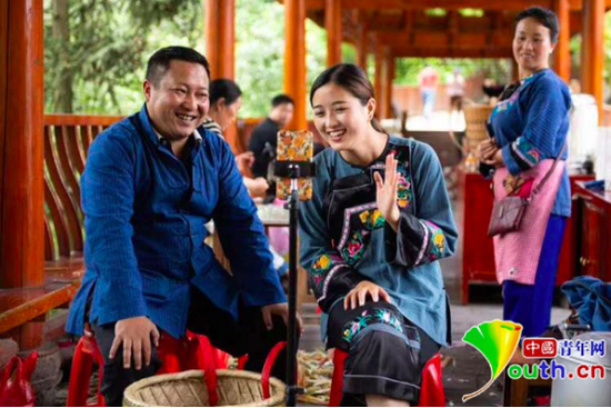 十八洞村苗家阿妹施林娇在直播。本人供图&nbsp;