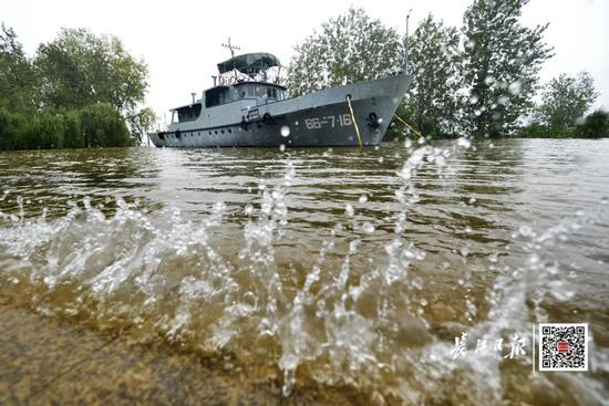  7月16日14时，长江汉口水位28.26米。记者喻志勇 摄