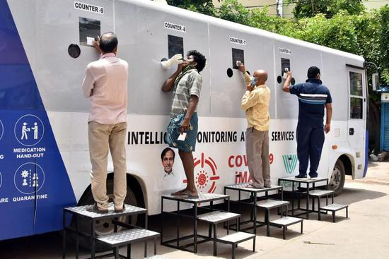  ▲7月31日，在印度海得拉巴，人们进行新冠病毒检测。（新华社发）