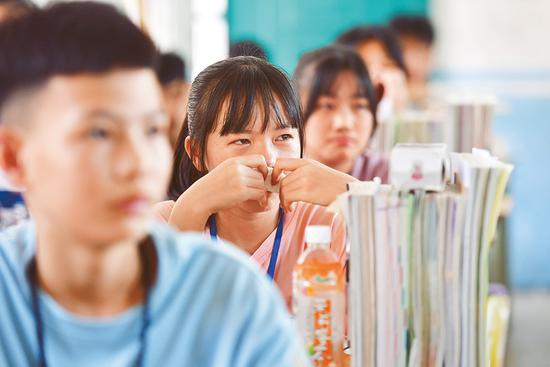 2019年9月，西北工业大学派出支教团到广西融水苗族自治县部分中学支教。近一年来，支教团成员积极创新教学方法，强化教学技能，深受老师认可和同学喜爱。2020年7月23日，融水苗族自治县保桓中学1813班为支教老师举办送别班会，一名同学流下不舍的泪水。 新华社记者 黄孝邦/摄