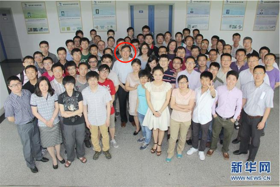  ·卢柯（图中红圈者）和研究团队的合影。图源：新华网