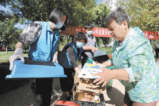 “蓝马甲”严把分类关 丰台区南苑街道总工会“蓝马甲”志愿者近日在社区基层化身“守桶员”，积极参与社区垃圾分类工作，让广大职工成为垃圾分类的先行者、宣传者、践行者、监督者。本报记者 刘平摄