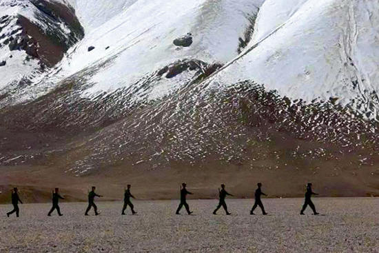  ·在中印边境巡逻的中国边防官兵。（资料图）