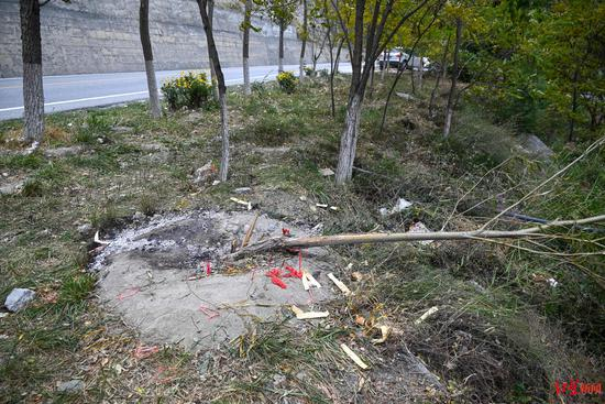 　事发地上还残留一些香烛钱纸