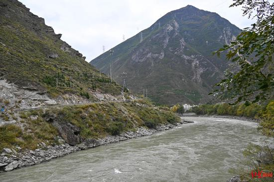 　　路面距离水面有十多米
