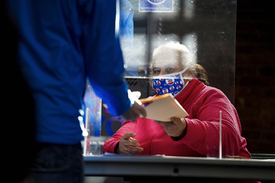 2020年10月27日，一名工作人员在美国纽约的一处投票点工作。图|新华社