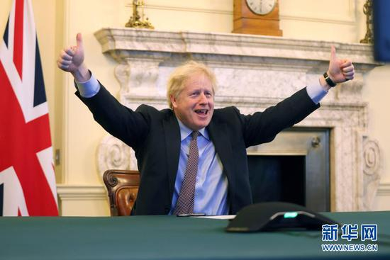12月24日，英国首相鲍里斯·约翰逊在英国伦敦的首相府庆祝英欧双方达成协议。&nbsp;英国首相府 供图