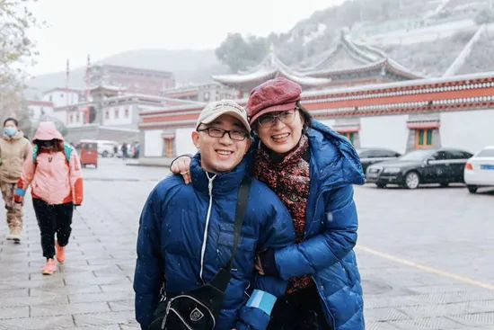 李静芝和儿子在青海塔尔寺。受访者供图