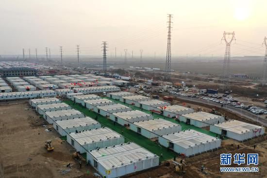 1月19日，在河北省石家庄市黄庄公寓集中隔离场所工地，工人在整理准备交付房屋的地面（无人机照片）。新华社记者 杨世尧 摄
