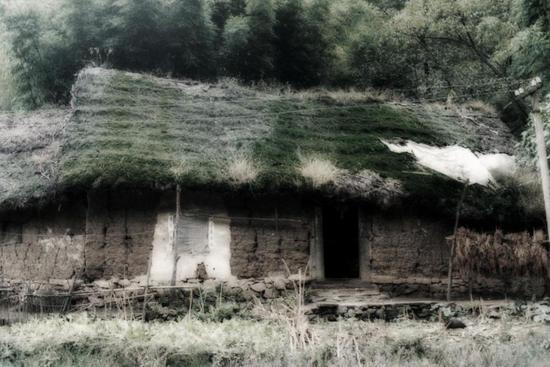  毕节市赫章县海雀村曾经的茅草房。（资料图片 赫章县委宣传部提供）