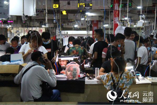  （图说：疫情发生前，玉石直播基地内人流涌动，大部分人未戴上口罩。图源人民网）