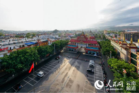  （图说：瑞丽国门。图源人民网）