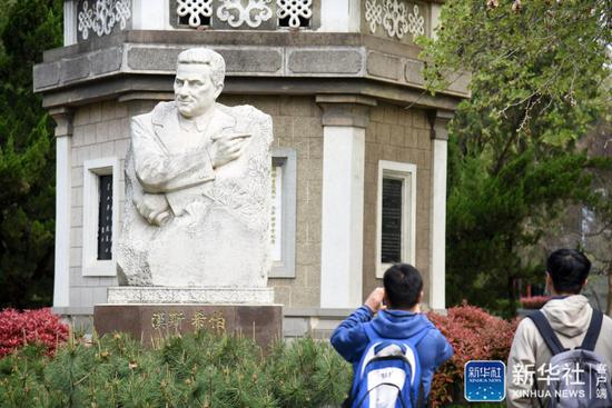↑4月13日，游客在山东临沂华东革命烈士陵园瞻仰汉斯·希伯墓。新华社记者 王凯 摄