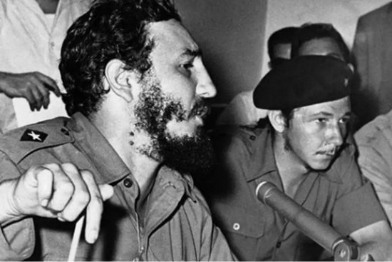 ·菲德尔·卡斯特罗（左）和劳尔·卡斯特罗早年照片。