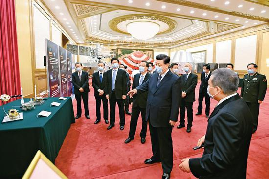 2021年2月22日，党和国家领导人习近平、李克强、栗战书、汪洋、王沪宁、赵乐际、韩正等在北京人民大会堂会见探月工程嫦娥五号任务参研参试人员代表并参观月球样品和探月工程成果展览。这是习近平等在人民大会堂东大厅参观月球样品和探月工程成果展览。 新华社记者 李学仁/摄