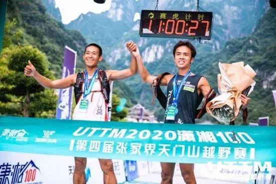  梁晶（左）和赵家驹在2020年天门山越野赛后。