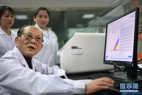  6月17日，吴天一（前）在青海西宁的实验室内和学生讨论。新华社记者 张宏祥 摄