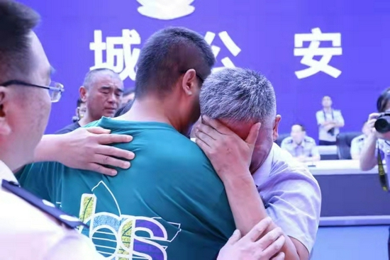 7月11日，山东、河南两地公安机关在山东省聊城市，为郭刚堂、郭新振一家人举行了认亲仪式，离散24年的家庭终获团聚。公安部 图