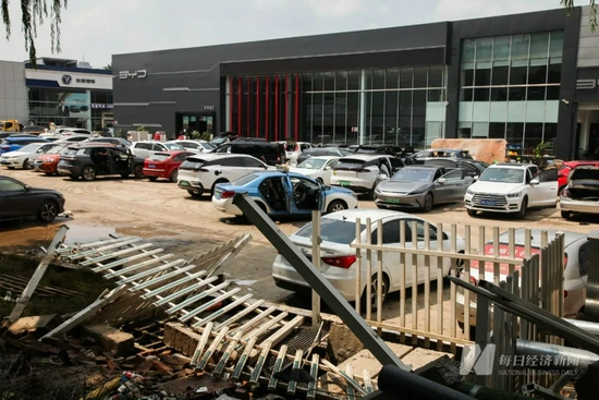  △被水冲塌的围栏