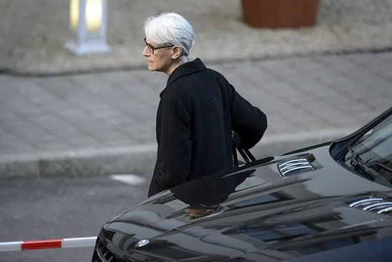 温迪•舍曼曾在美国国务院供职多年，从克林顿政府到奥巴马政府，再到拜登政府，为三届民主党政府工作。