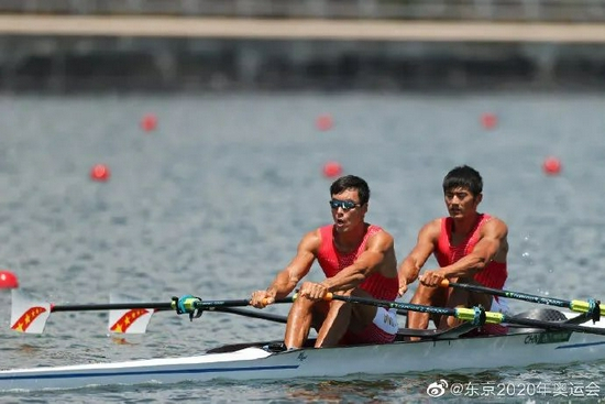 ·7月28日上午，东京奥运会赛艇男子双人双桨决赛，中国组合张亮/刘治宇以6分03秒63夺得铜牌。