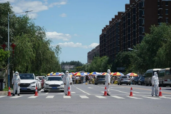 8月1日，房山区乐活城小区实施封闭管理，横穿该小区的一条社会道路已封闭。