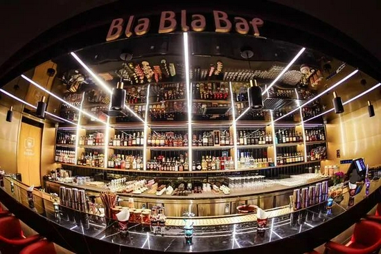 2019年夏开业的北京“奈雪Bla Bla Bar”华贸店。