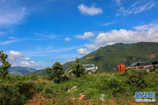 云南省森林消防总队野生亚洲象搜寻监测分队正在监测野象（摄于7月17日）。新华网发（云南省森林消防总队供图）