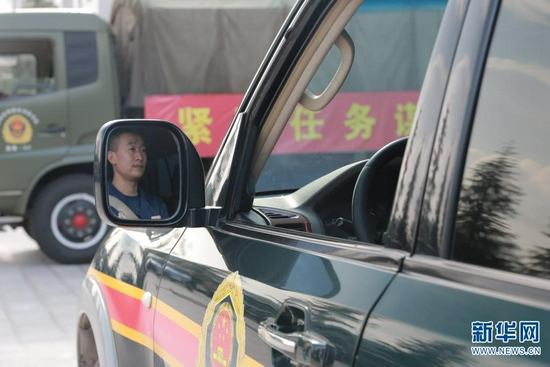 昆明市森林消防支队应急通信与车辆勤务中队一级消防士王政春正在驾驶车辆（摄于7月27日）。新华网 李琦 摄