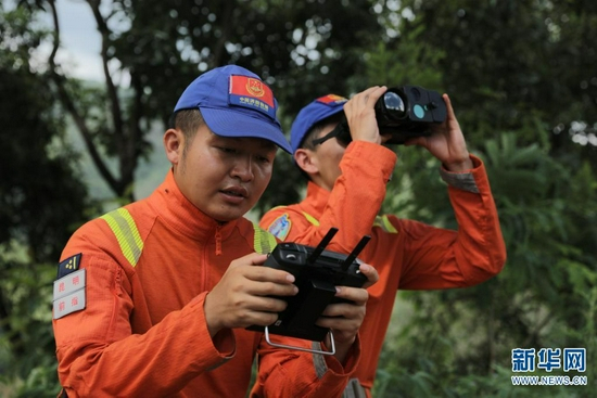 张斯捷和同事在监测野象（摄于7月30日）。新华网 刘东 摄