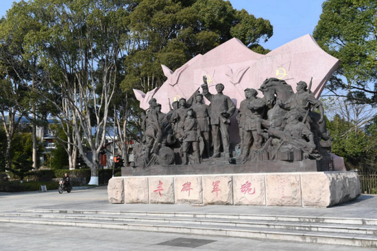  △古田会议纪念馆前的“丰碑军魂”雕塑群（&nbsp;2021年1月25日摄）。新华社记者林善传摄