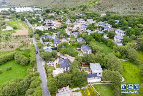 俯瞰林芝市巴宜区林芝镇嘎拉村（无人机照片，7月21日摄）。新华社记者 普布扎西 摄