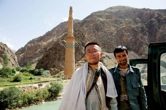 2017年6月14日，阿富汗古尔省贾姆宣礼塔，本文作者与阿富汗政府军陪同人员合影。供图/刘拓