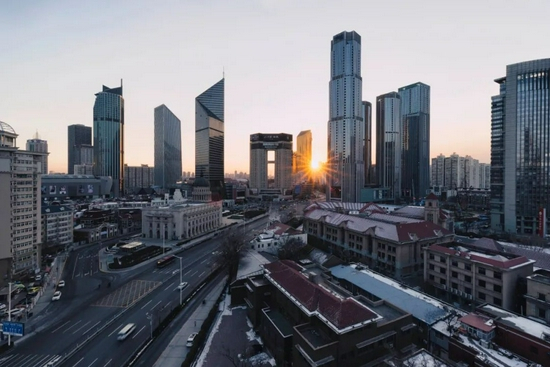 　　高速发展的天津 。城市快速发展给年轻人带来更多的工作机会，也带来痛苦和困惑（视觉中国｜供图）